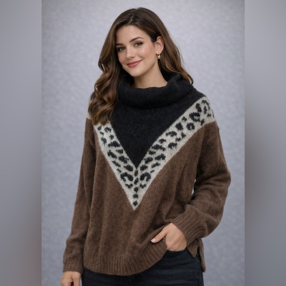 VENUS Sweaters - 🆕 *NEW* VENUS Black & Brown Cowl Neck Sweater Geometric Pattern *NEW NO TAGS*